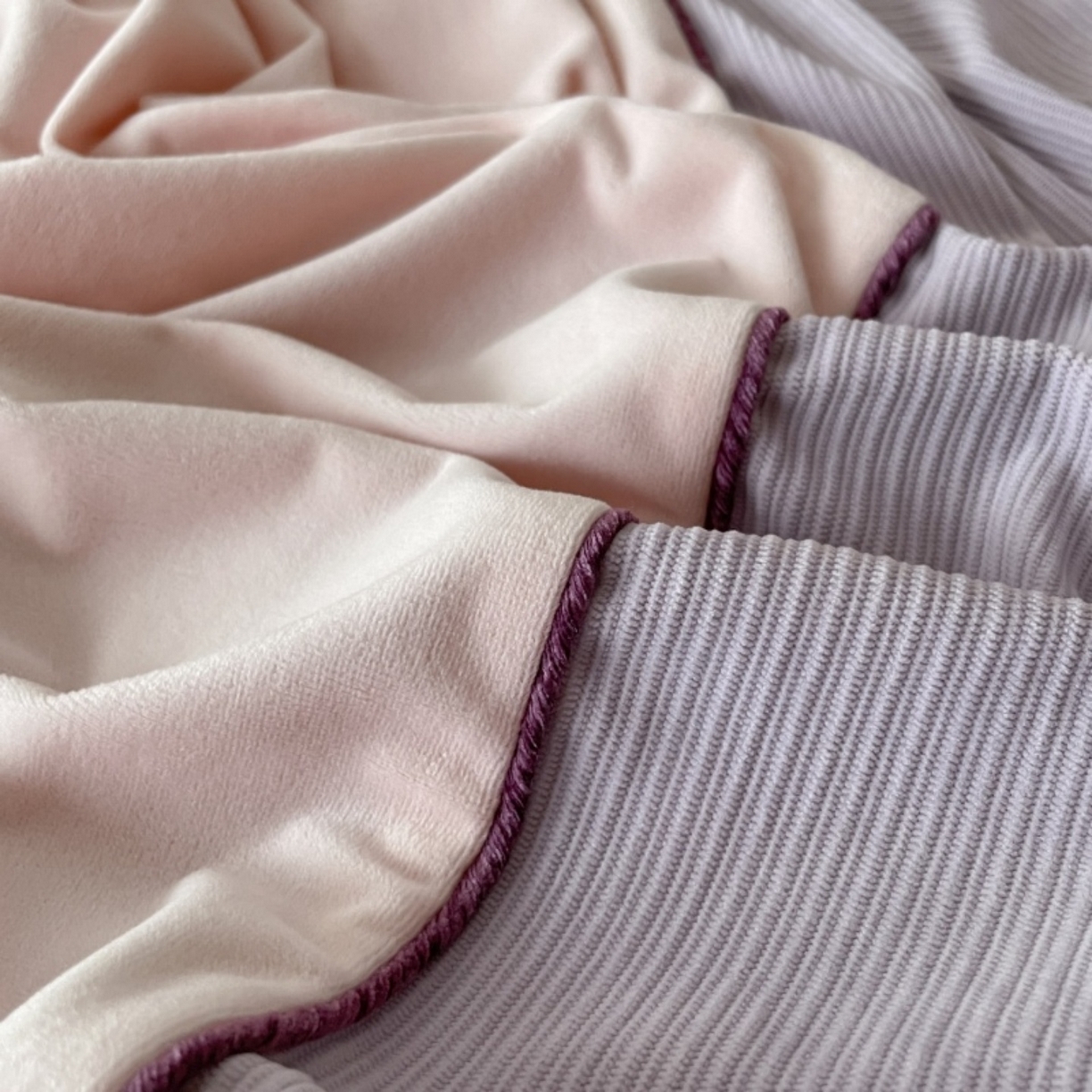 91家纺网 家纺一手货源 找家纺 羚羊语家纺 2025新款280克灯芯绒婴儿绒四件套高级嵌绳拼接款水晶绒宝宝绒牛奶绒床单床笠款三件套-奶芙绒系列 紫粉泡泡