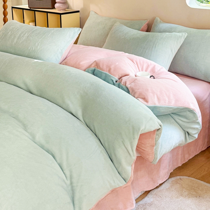 91家纺网 家纺一手货源 找家纺 王朝国际 2026新款高克重牛奶绒印花四件套 青黛粉