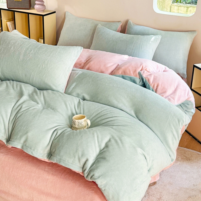 91家纺网 家纺一手货源 找家纺 王朝国际 2026新款高克重牛奶绒印花四件套 青黛粉