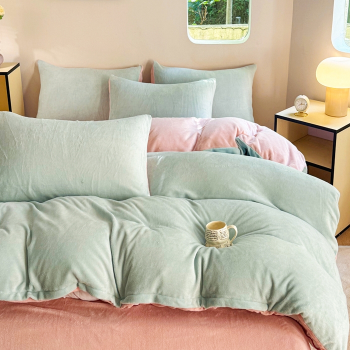 91家纺网 家纺一手货源 找家纺 王朝国际 2026新款高克重牛奶绒印花四件套 青黛粉