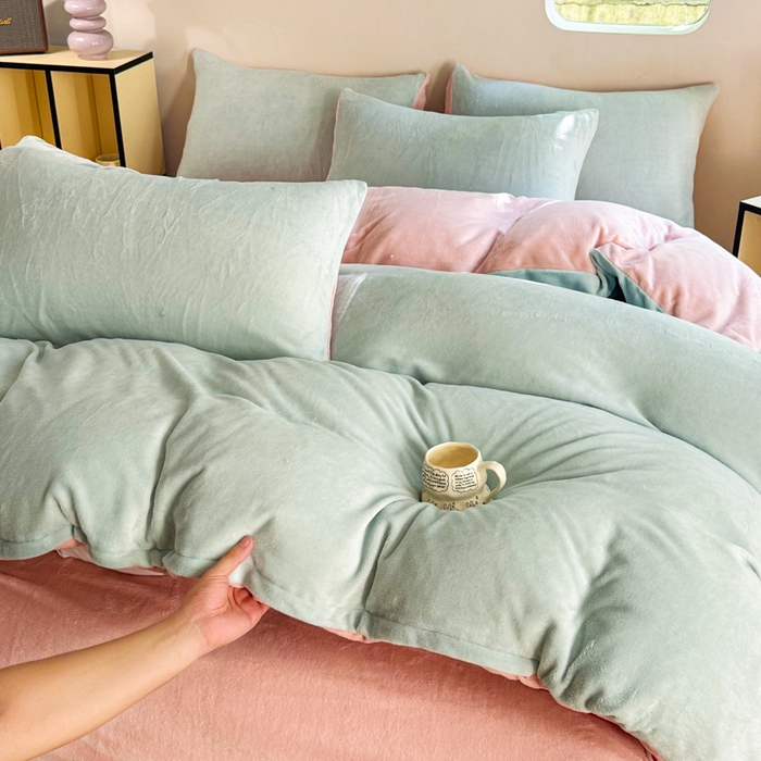 91家纺网 家纺一手货源 找家纺 王朝国际 2026新款高克重牛奶绒印花四件套 青黛粉