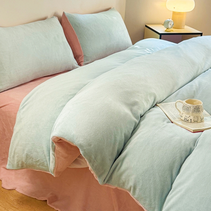 91家纺网 家纺一手货源 找家纺 王朝国际 2026新款高克重牛奶绒印花四件套 青黛粉