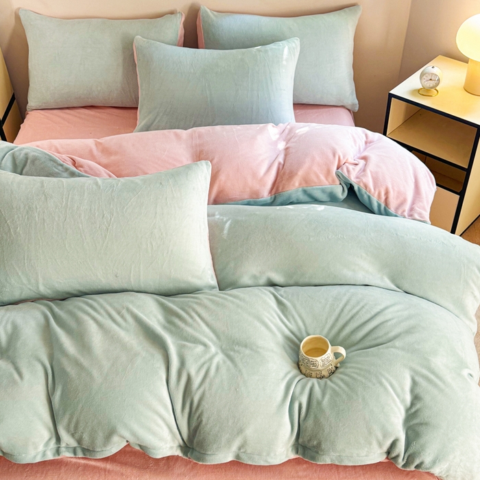 91家纺网 家纺一手货源 找家纺 王朝国际 2026新款高克重牛奶绒印花四件套 青黛粉