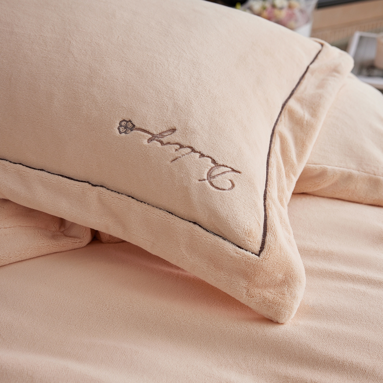 91家纺网 家纺一手货源 找家纺 蓝梦 2025新款亲肤舒适牛奶绒四件套-蔓蒂丝系列 贝壳粉