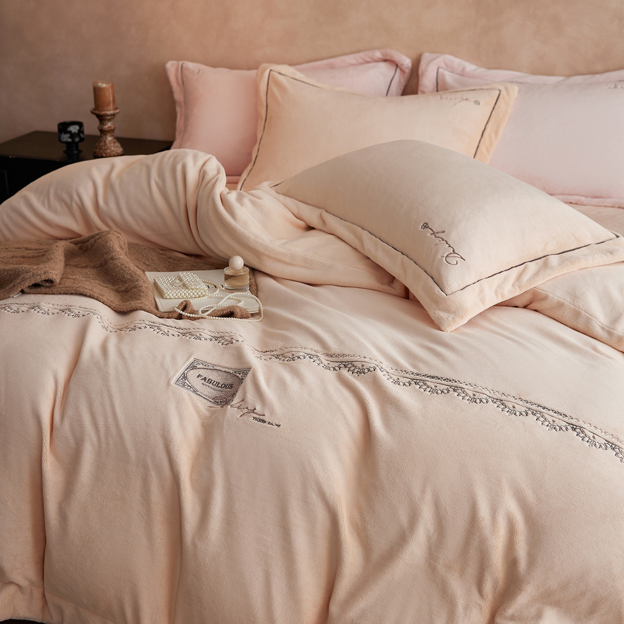 91家纺网 家纺一手货源 找家纺 蓝梦 2025新款亲肤舒适牛奶绒四件套-蔓蒂丝系列 贝壳粉