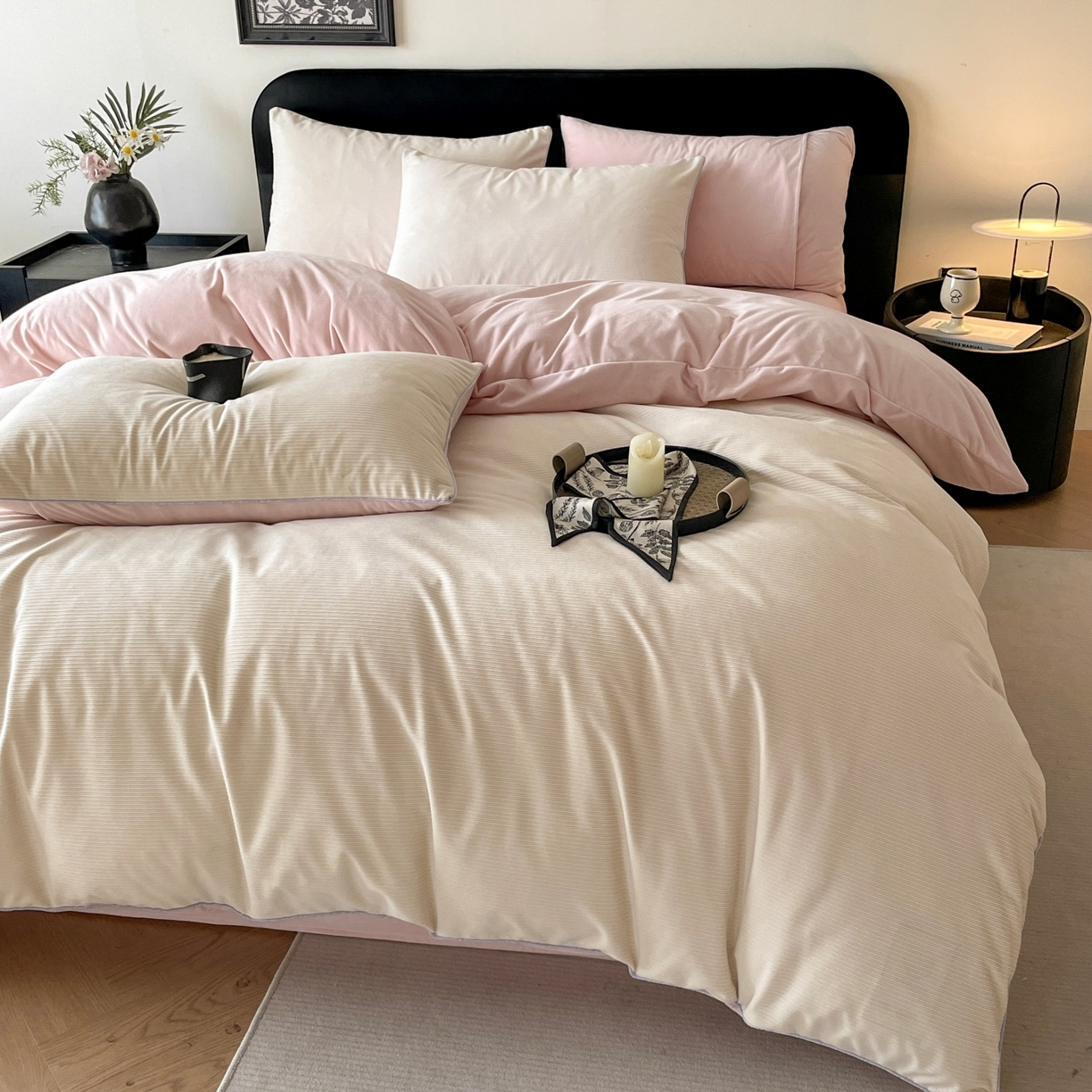 91家纺网 家纺一手货源 找家纺 羚羊语家纺 2025新款280克灯芯绒婴儿绒四件套高级嵌绳拼接款水晶绒宝宝绒牛奶绒床单床笠款三件套-奶芙绒系列 雪桃甜吻