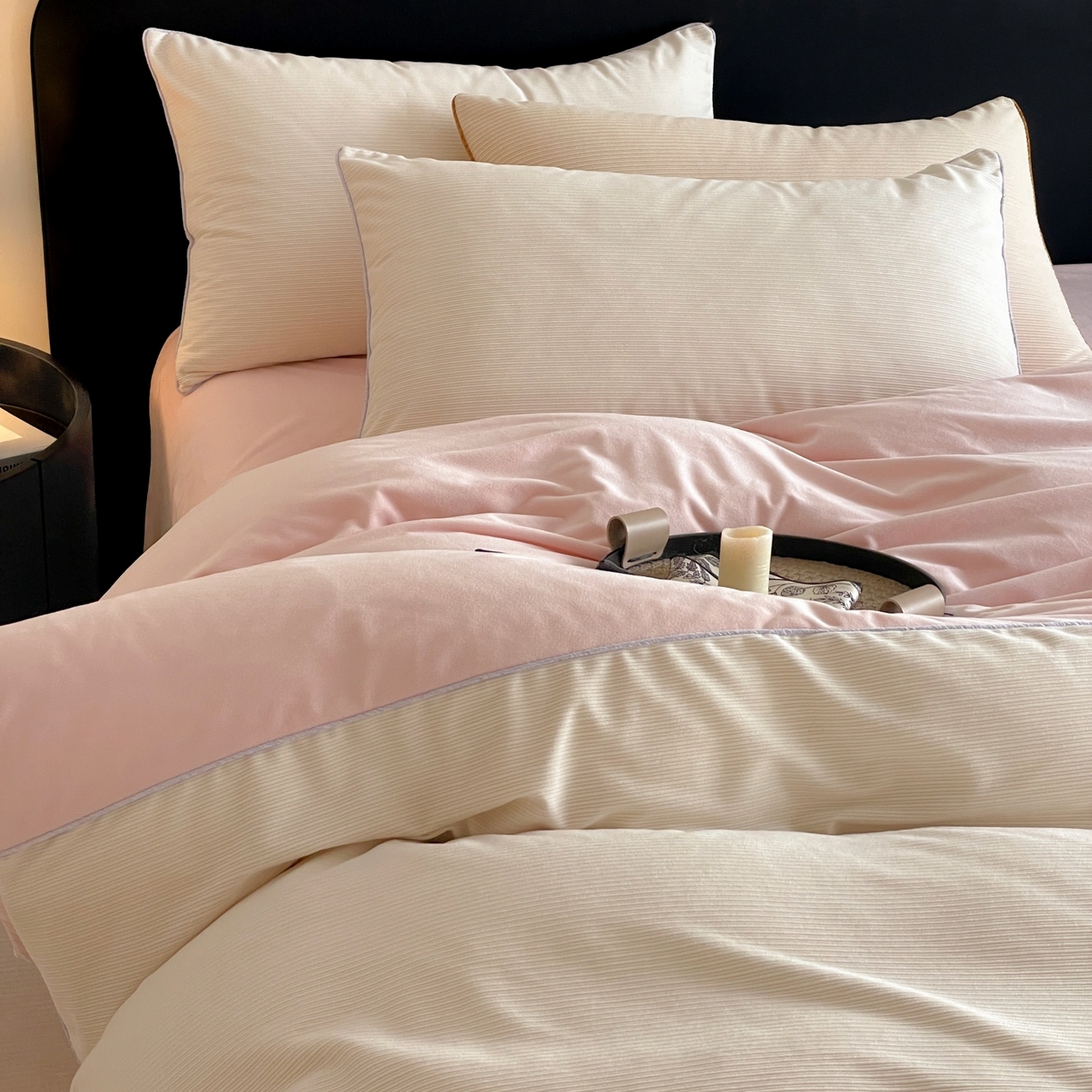 91家纺网 家纺一手货源 找家纺 羚羊语家纺 2025新款280克灯芯绒婴儿绒四件套高级嵌绳拼接款水晶绒宝宝绒牛奶绒床单床笠款三件套-奶芙绒系列 雪桃甜吻