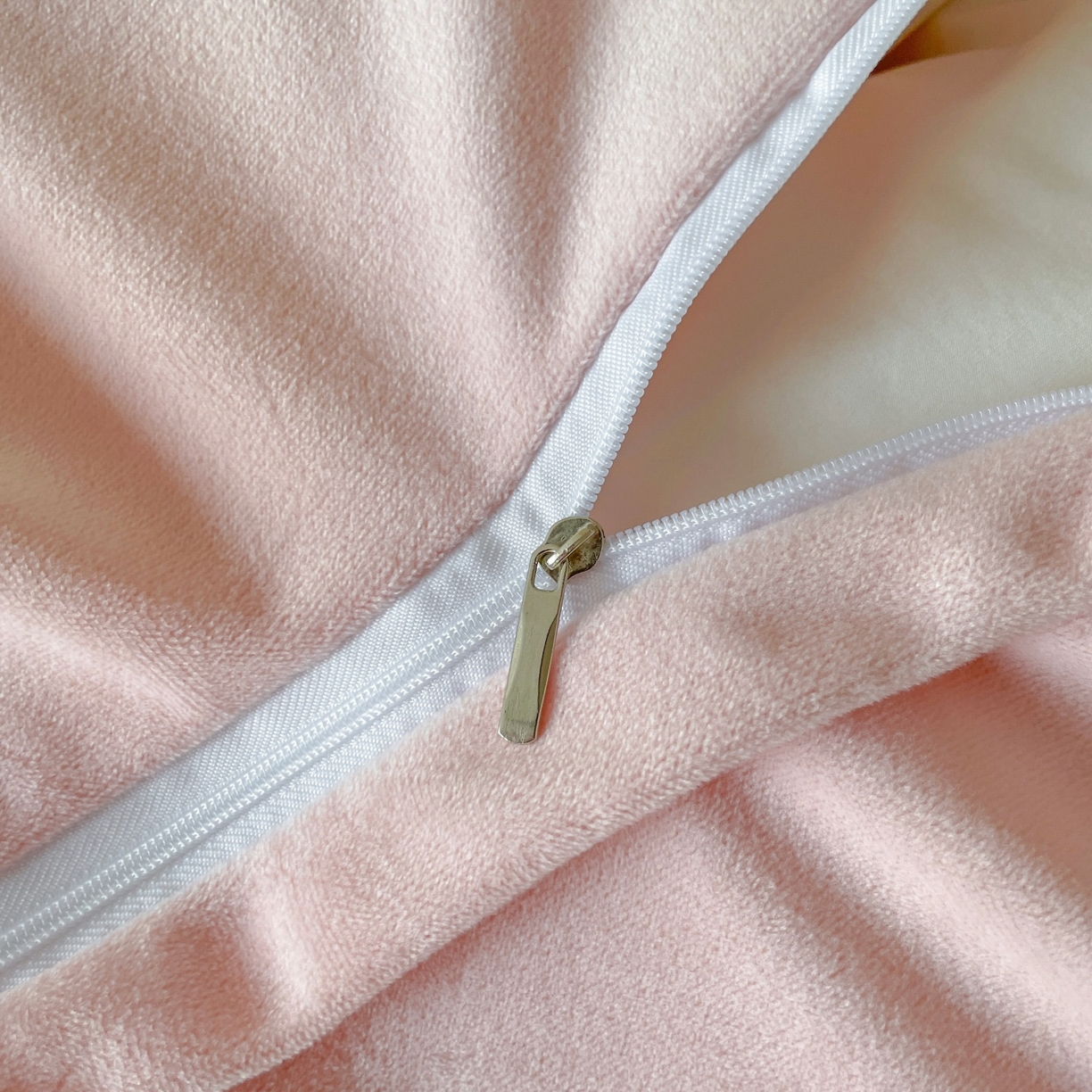 91家纺网 家纺一手货源 找家纺 羚羊语家纺 2025新款280克灯芯绒婴儿绒四件套高级嵌绳拼接款水晶绒宝宝绒牛奶绒床单床笠款三件套-奶芙绒系列 雪桃甜吻