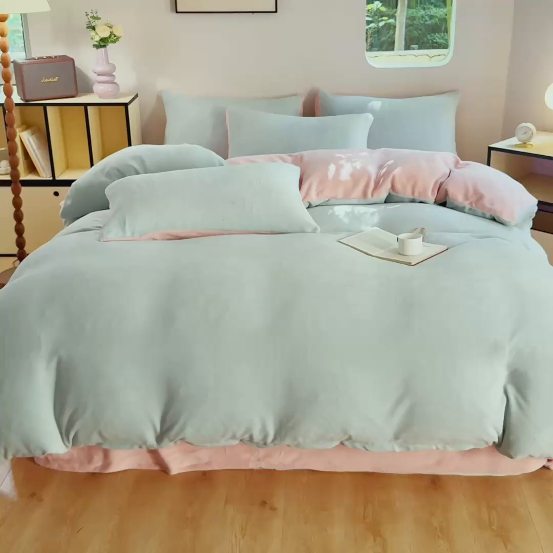 91家纺网 家纺一手货源 找家纺 王朝国际 2026新款高克重牛奶绒印花四件套 青黛粉