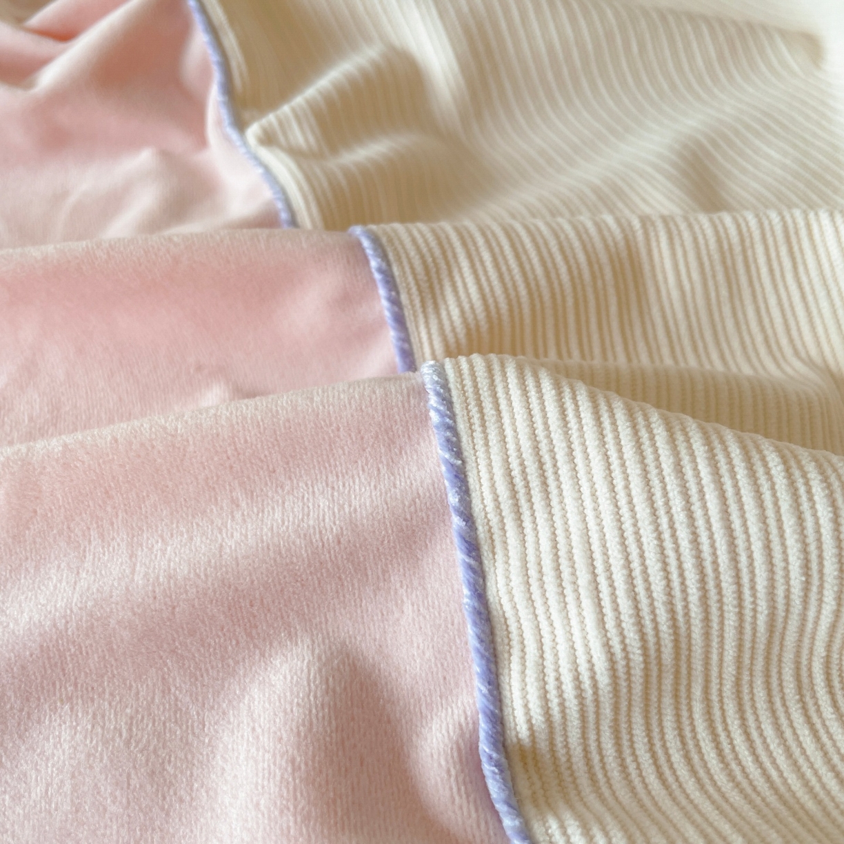 91家纺网 家纺一手货源 找家纺 羚羊语家纺 2025新款280克灯芯绒婴儿绒四件套高级嵌绳拼接款水晶绒宝宝绒牛奶绒床单床笠款三件套-奶芙绒系列 雪桃甜吻