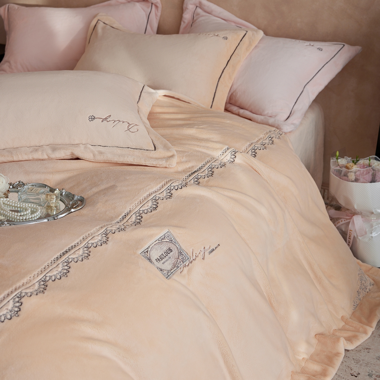 91家纺网 家纺一手货源 找家纺 蓝梦 2025新款亲肤舒适牛奶绒四件套-蔓蒂丝系列 贝壳粉