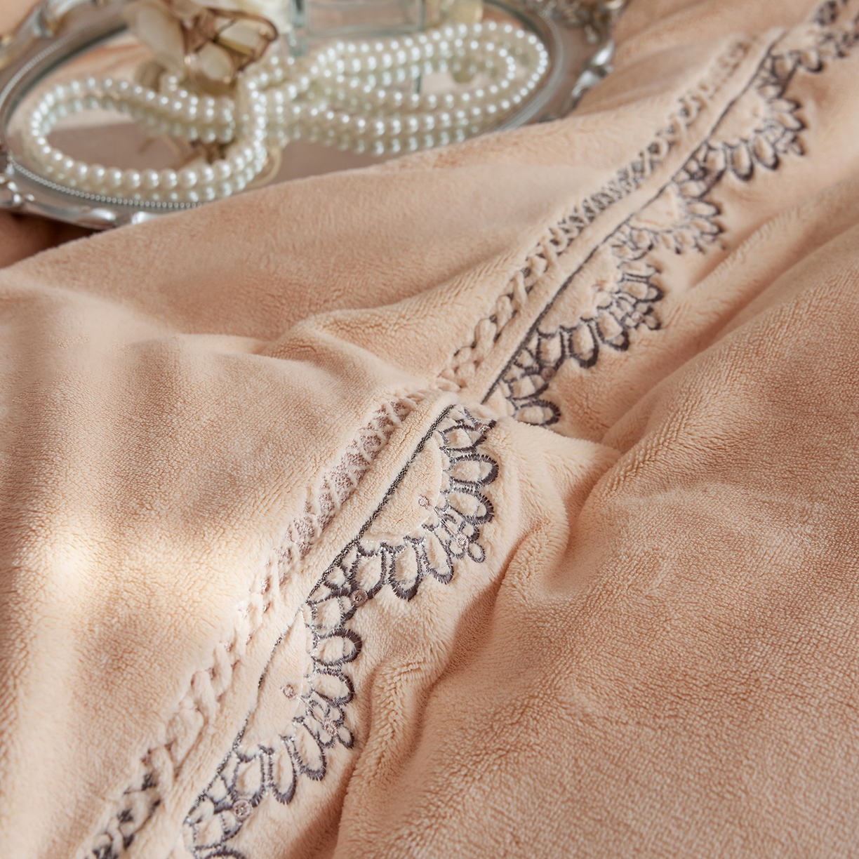 91家纺网 家纺一手货源 找家纺 蓝梦 2025新款亲肤舒适牛奶绒四件套-蔓蒂丝系列 贝壳粉