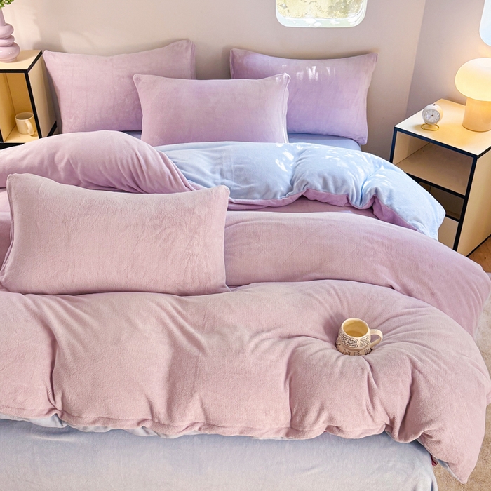 91家纺网 家纺一手货源 找家纺 王朝国际 2026新款高克重牛奶绒印花四件套 香芋蓝