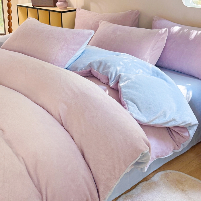 91家纺网 家纺一手货源 找家纺 王朝国际 2026新款高克重牛奶绒印花四件套 香芋蓝