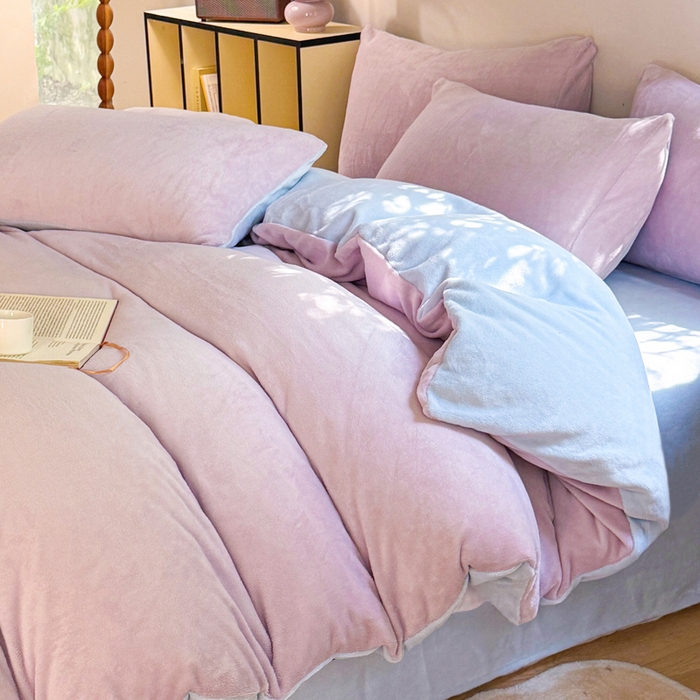 91家纺网 家纺一手货源 找家纺 王朝国际 2026新款高克重牛奶绒印花四件套 香芋蓝