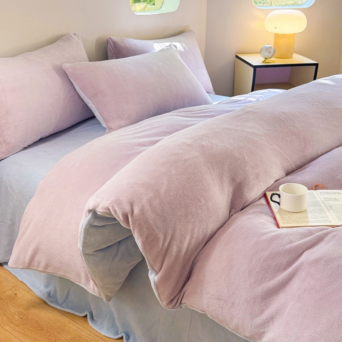 91家纺网 家纺一手货源 找家纺 王朝国际 2026新款高克重牛奶绒印花四件套 香芋蓝