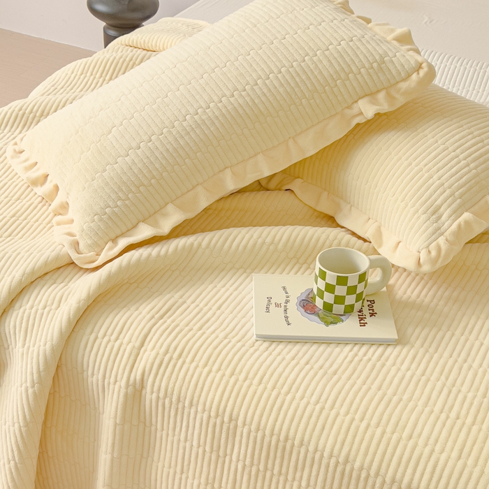 91家纺网 家纺一手货源 找家纺 乐野家居 2025新款A类加厚素色牛奶绒被套系列 奶油黄