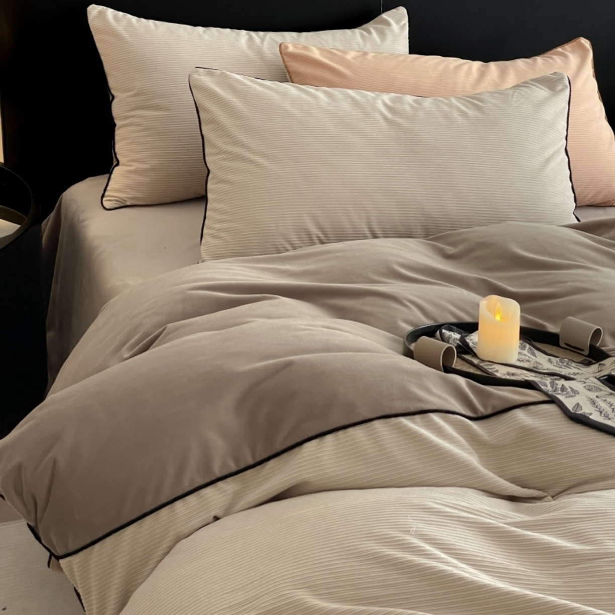 91家纺网 家纺一手货源 找家纺 羚羊语家纺 2025新款280克灯芯绒婴儿绒四件套高级嵌绳拼接款水晶绒宝宝绒牛奶绒床单床笠款三件套-奶芙绒系列 浅杏暖阳