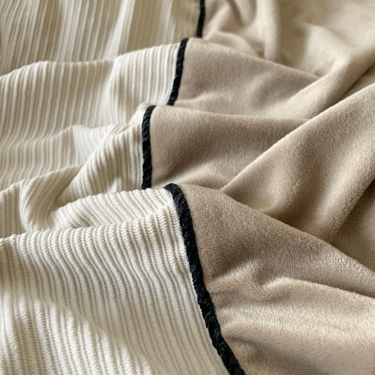 91家纺网 家纺一手货源 找家纺 羚羊语家纺 2025新款280克灯芯绒婴儿绒四件套高级嵌绳拼接款水晶绒宝宝绒牛奶绒床单床笠款三件套-奶芙绒系列 浅杏暖阳