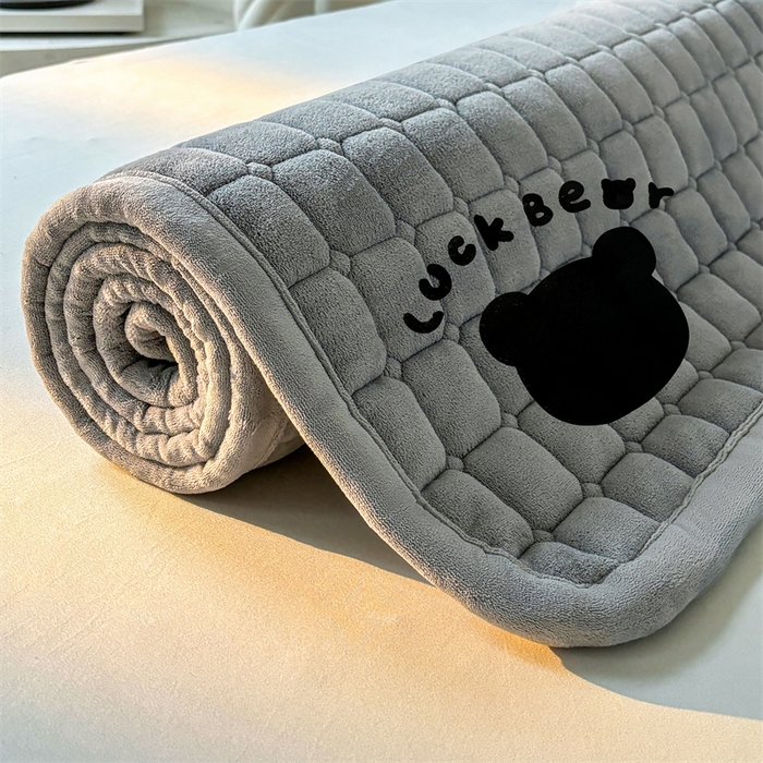 91家纺网 家纺一手货源 找家纺 （总）喜居 2025新款luck熊牛奶绒床垫床褥子床护垫