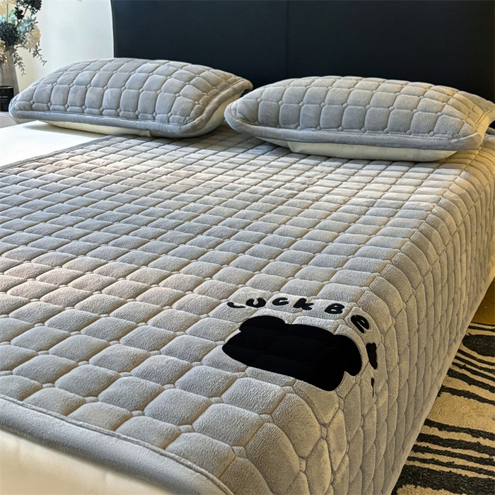 91家纺网 家纺一手货源 找家纺 （总）喜居 2025新款luck熊牛奶绒床垫床褥子床护垫