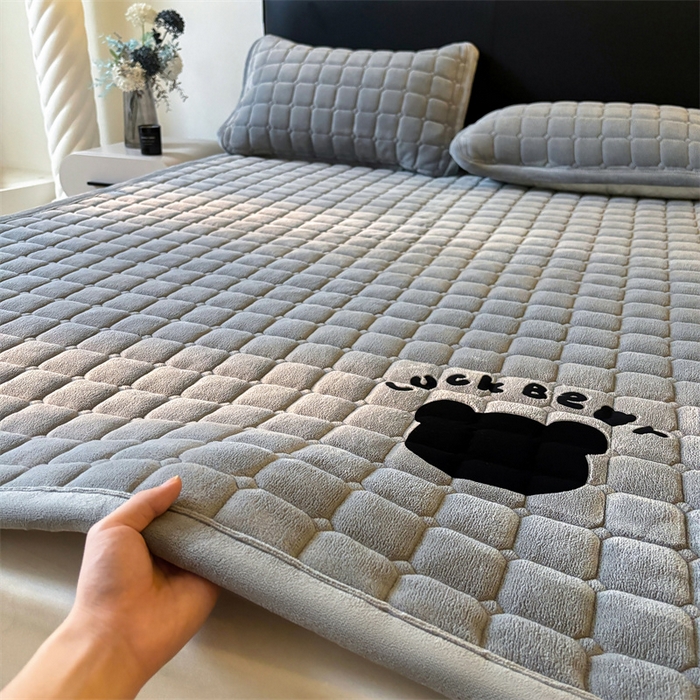 91家纺网 家纺一手货源 找家纺 （总）喜居 2025新款luck熊牛奶绒床垫床褥子床护垫