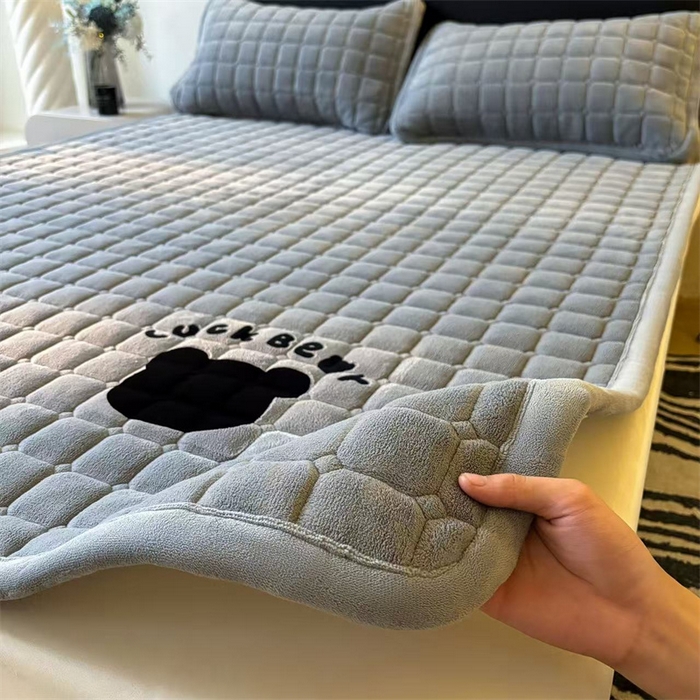 91家纺网 家纺一手货源 找家纺 （总）喜居 2025新款luck熊牛奶绒床垫床褥子床护垫