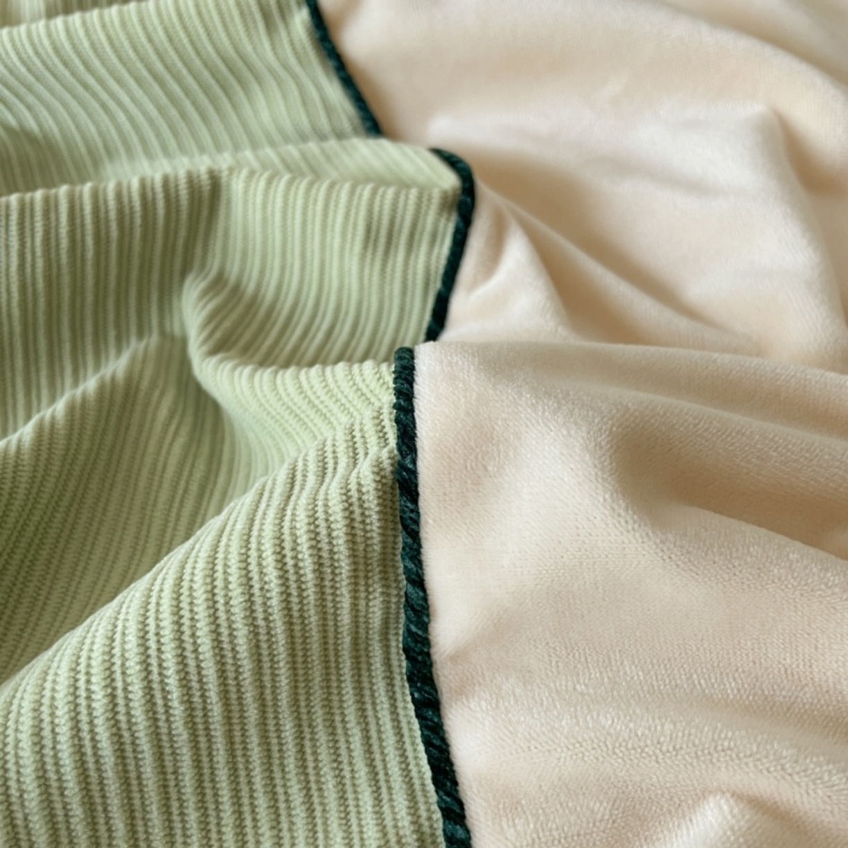 91家纺网 家纺一手货源 找家纺 羚羊语家纺 2025新款280克灯芯绒婴儿绒四件套高级嵌绳拼接款水晶绒宝宝绒牛奶绒床单床笠款三件套-奶芙绒系列 椰香茉语