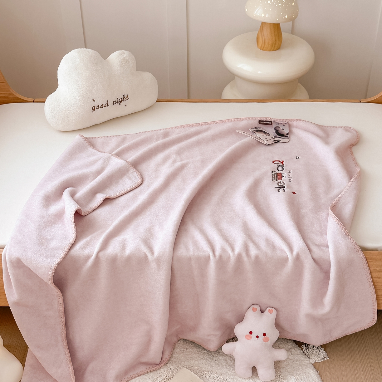 91家纺网 家纺一手货源 找家纺 小欢喜 2025新款多功能双面高克重獭獭绒盖毯 灰粉