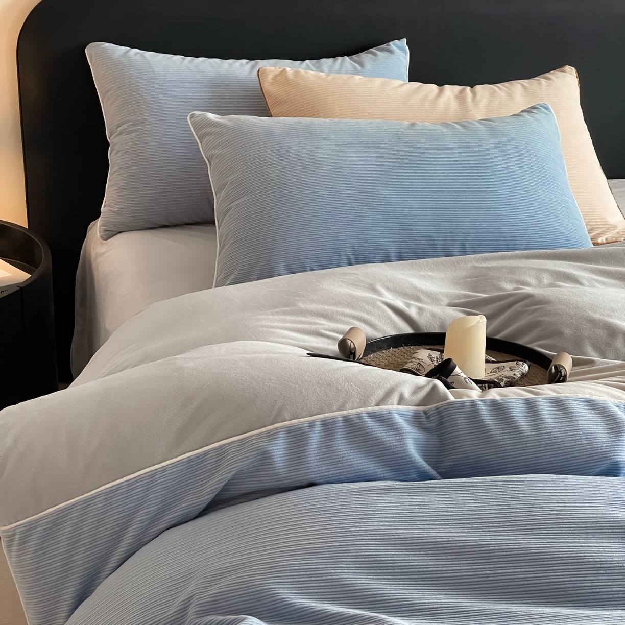 91家纺网 家纺一手货源 找家纺 羚羊语家纺 2025新款280克灯芯绒婴儿绒四件套高级嵌绳拼接款水晶绒宝宝绒牛奶绒床单床笠款三件套-奶芙绒系列 海风佛雾