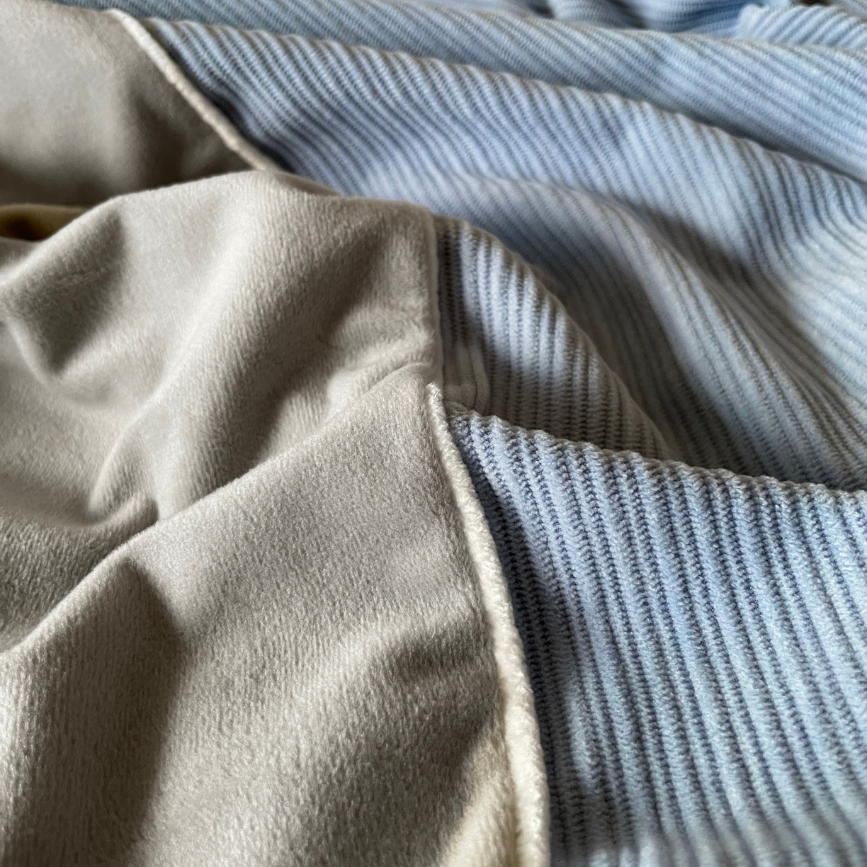 91家纺网 家纺一手货源 找家纺 羚羊语家纺 2025新款280克灯芯绒婴儿绒四件套高级嵌绳拼接款水晶绒宝宝绒牛奶绒床单床笠款三件套-奶芙绒系列 海风佛雾