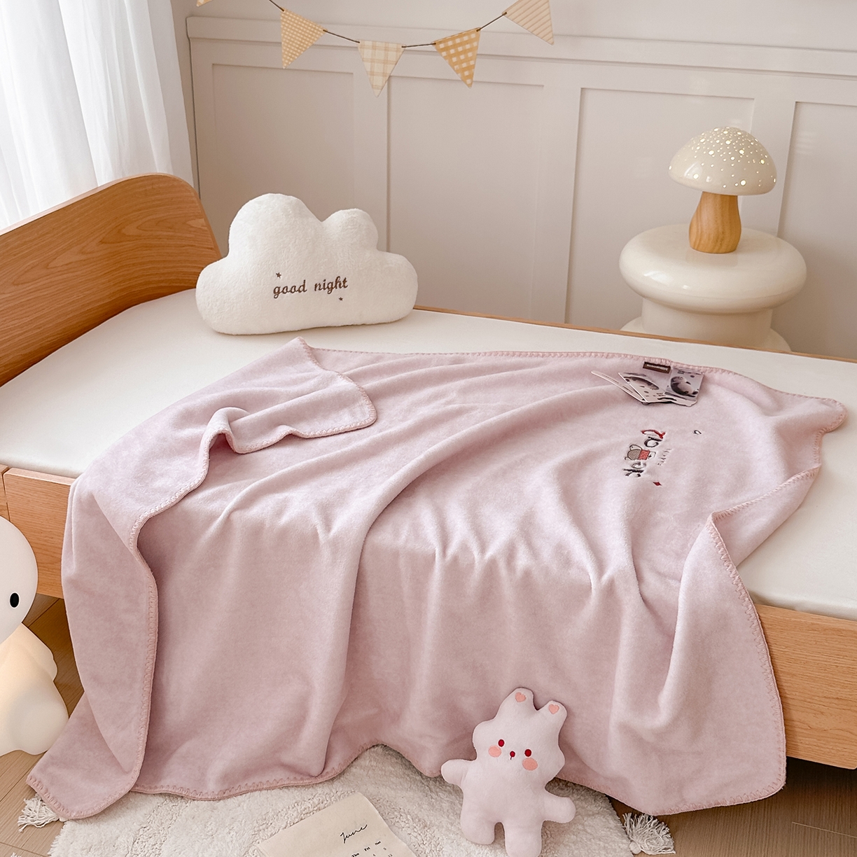 91家纺网 家纺一手货源 找家纺 小欢喜 2025新款多功能双面高克重獭獭绒盖毯 灰粉