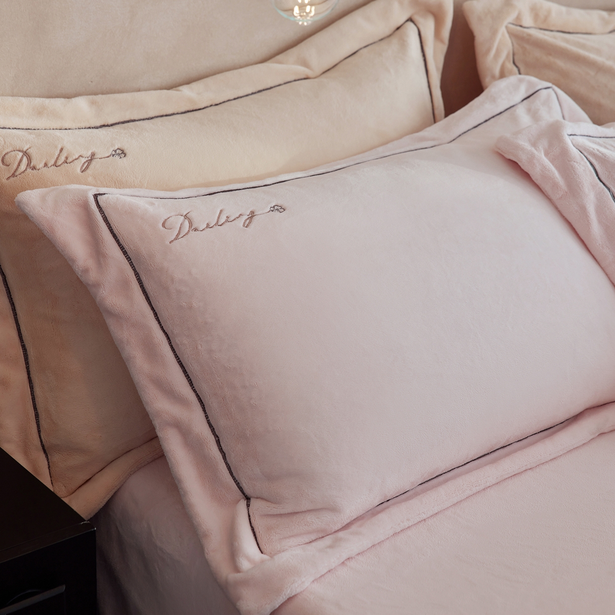 91家纺网 家纺一手货源 找家纺 蓝梦 2025新款亲肤舒适牛奶绒四件套-蔓蒂丝系列 梦想粉