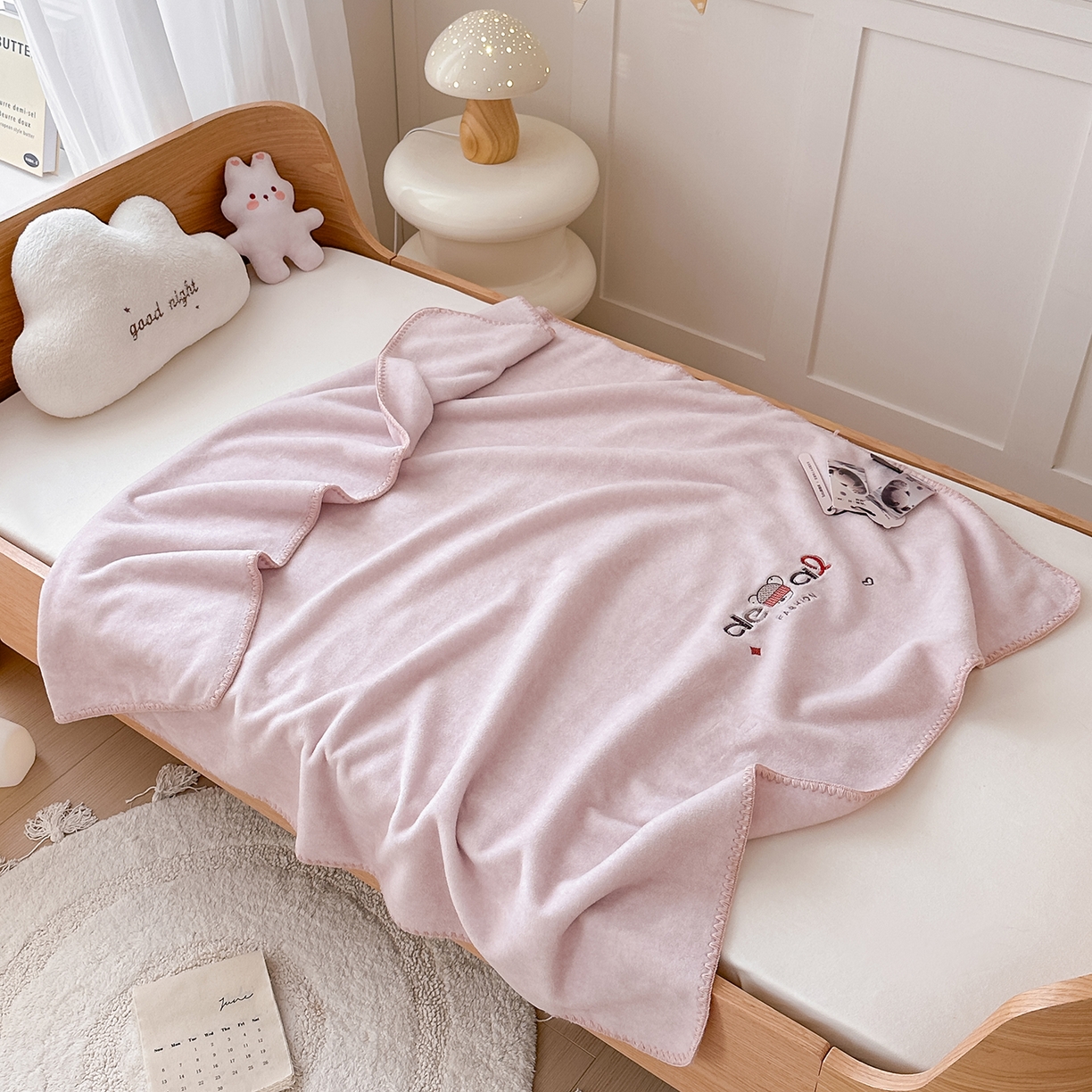 91家纺网 家纺一手货源 找家纺 小欢喜 2025新款多功能双面高克重獭獭绒盖毯 灰粉