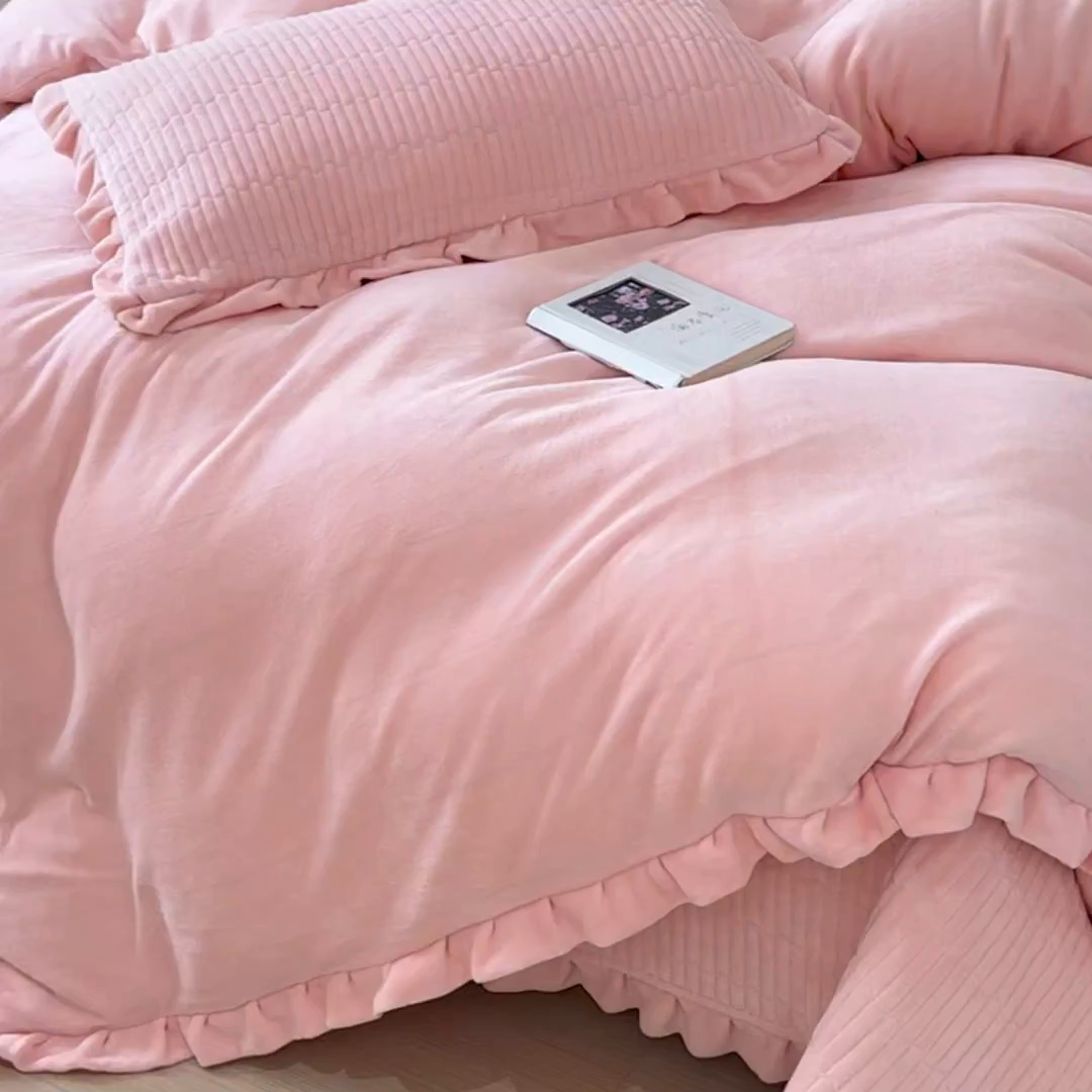91家纺网 家纺一手货源 找家纺 乐野家居 2025新款A类加厚素色牛奶绒被套系列 梦幻粉