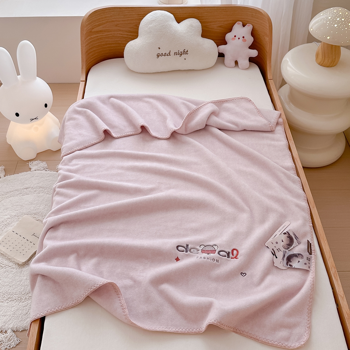 91家纺网 家纺一手货源 找家纺 小欢喜 2025新款多功能双面高克重獭獭绒盖毯 灰粉