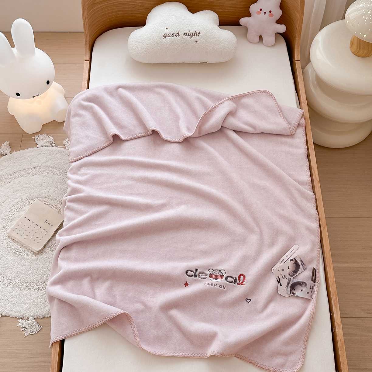 91家纺网 家纺一手货源 找家纺 小欢喜 2025新款多功能双面高克重獭獭绒盖毯 灰粉