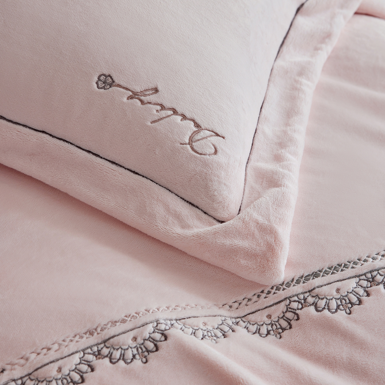 91家纺网 家纺一手货源 找家纺 蓝梦 2025新款亲肤舒适牛奶绒四件套-蔓蒂丝系列 梦想粉