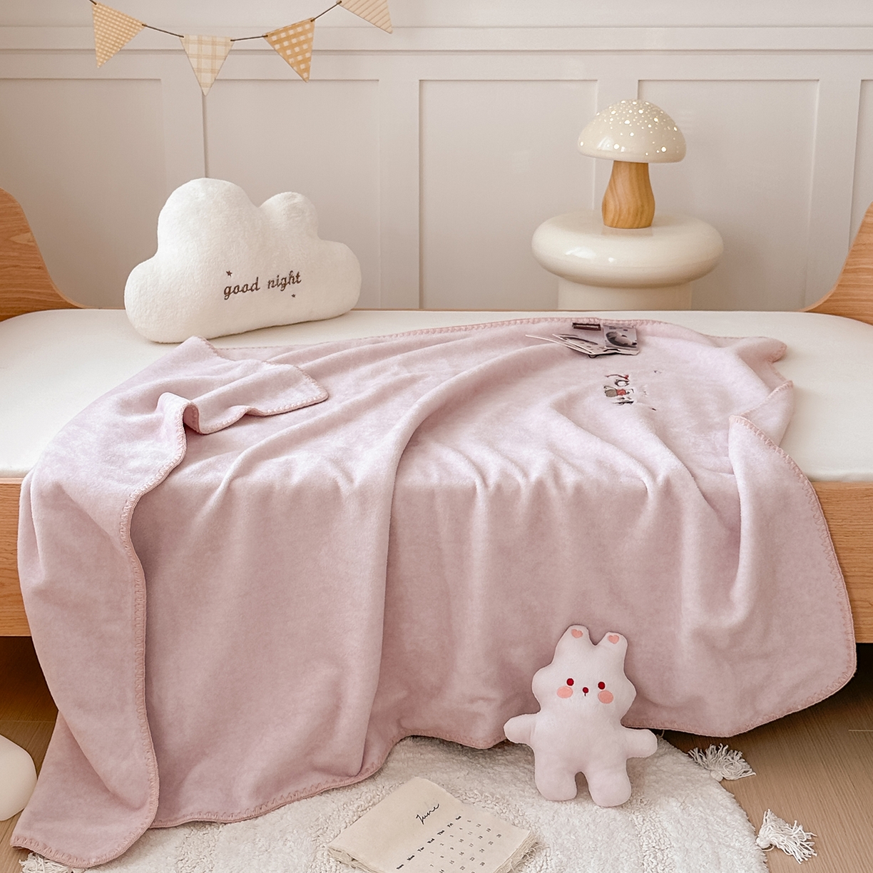 91家纺网 家纺一手货源 找家纺 小欢喜 2025新款多功能双面高克重獭獭绒盖毯 灰粉