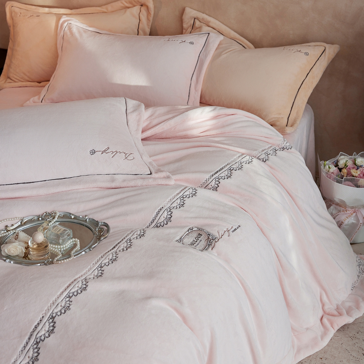 91家纺网 家纺一手货源 找家纺 蓝梦 2025新款亲肤舒适牛奶绒四件套-蔓蒂丝系列 梦想粉