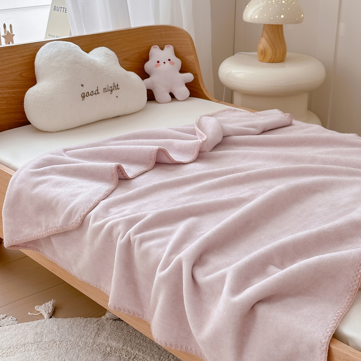 91家纺网 家纺一手货源 找家纺 小欢喜 2025新款多功能双面高克重獭獭绒盖毯 灰粉