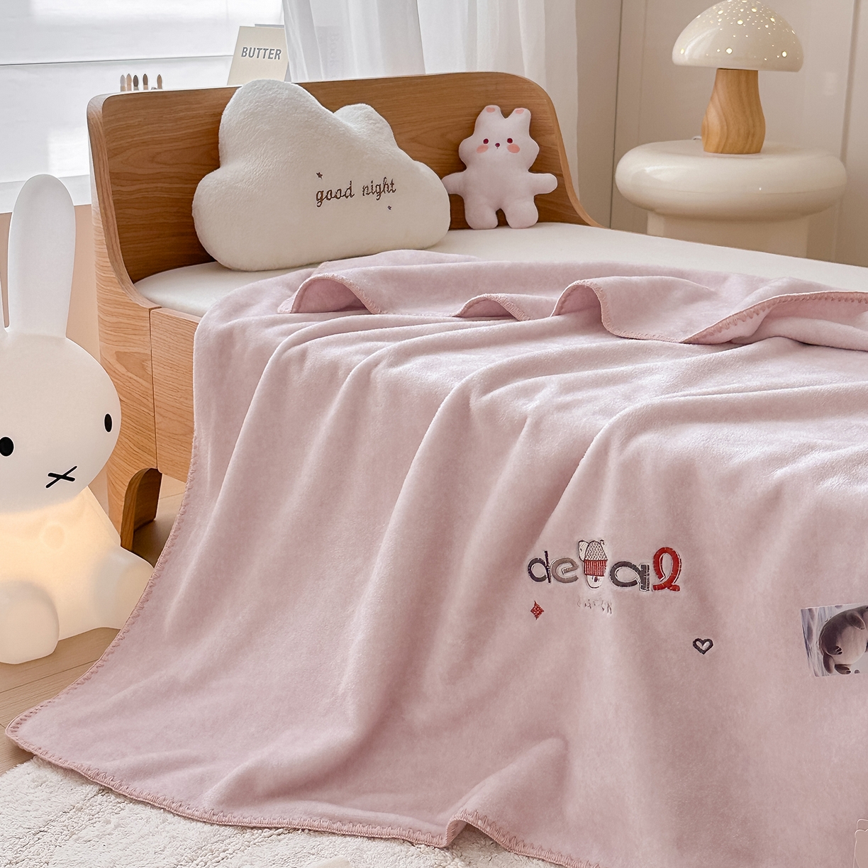 91家纺网 家纺一手货源 找家纺 小欢喜 2025新款多功能双面高克重獭獭绒盖毯 灰粉