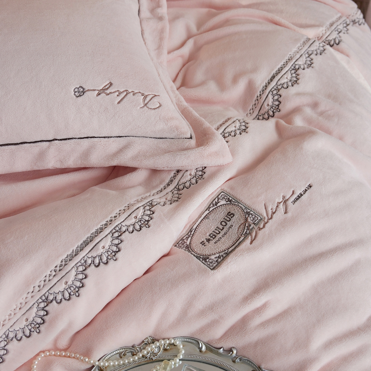 91家纺网 家纺一手货源 找家纺 蓝梦 2025新款亲肤舒适牛奶绒四件套-蔓蒂丝系列 梦想粉