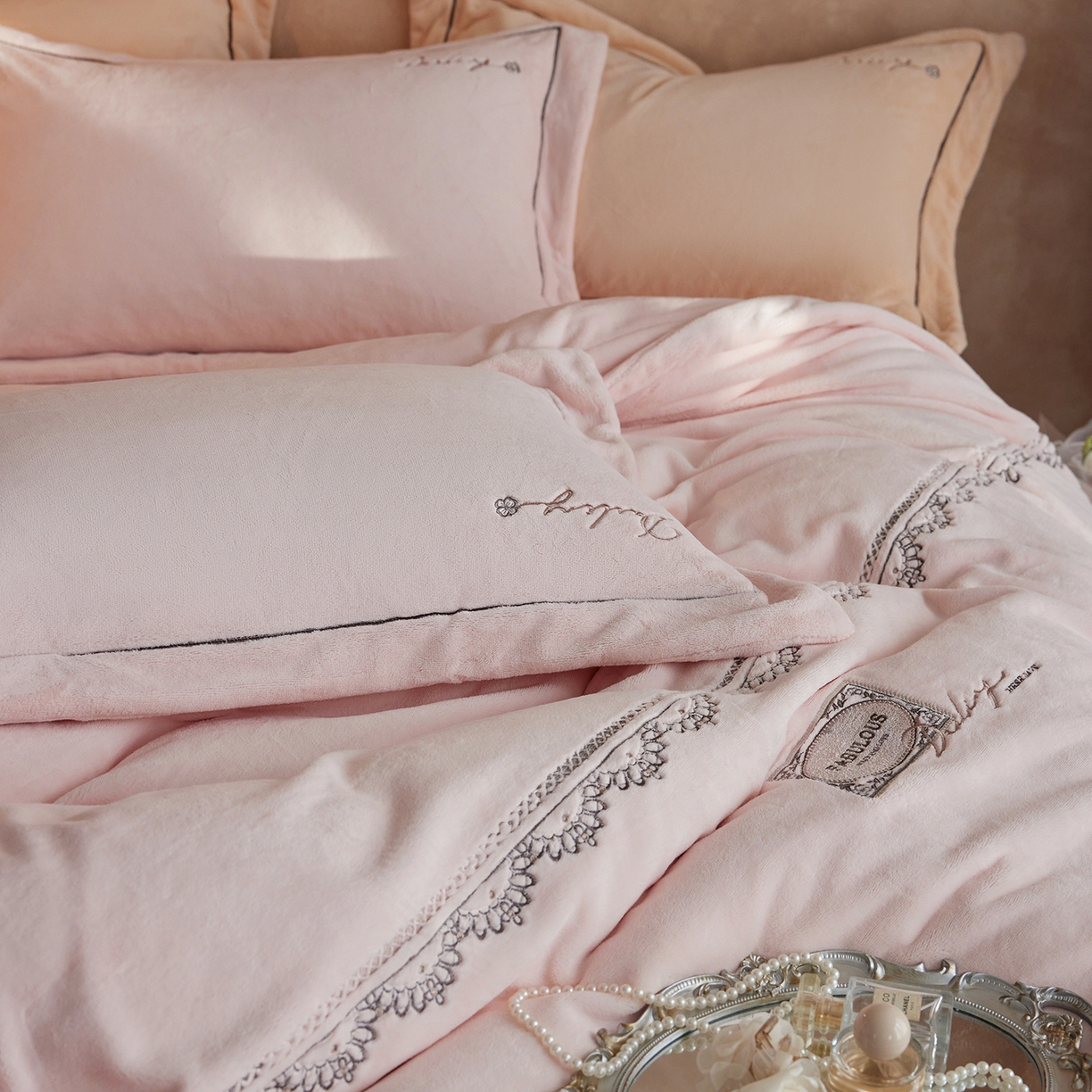 91家纺网 家纺一手货源 找家纺 蓝梦 2025新款亲肤舒适牛奶绒四件套-蔓蒂丝系列 梦想粉