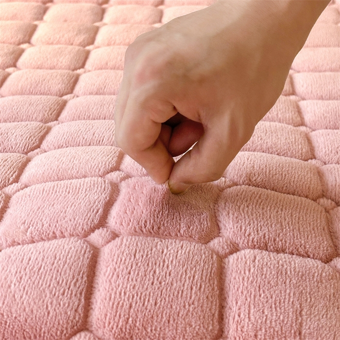 91家纺网 家纺一手货源 找家纺 喜居 2025新款luck熊牛奶绒床垫床褥子床护垫 LUCK熊-粉