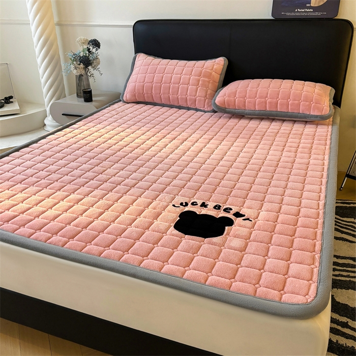 91家纺网 家纺一手货源 找家纺 喜居 2025新款luck熊牛奶绒床垫床褥子床护垫 LUCK熊-粉
