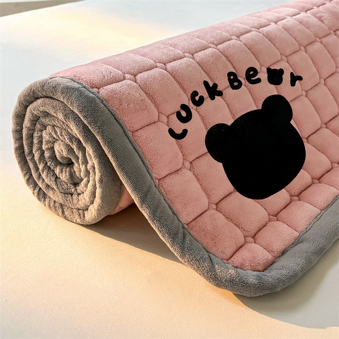 91家纺网 家纺一手货源 找家纺 喜居 2025新款luck熊牛奶绒床垫床褥子床护垫 LUCK熊-粉