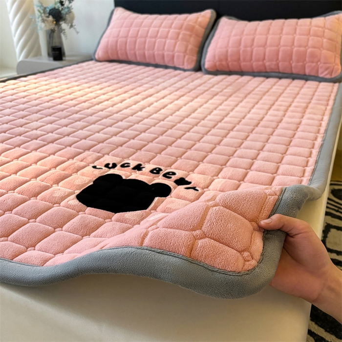 91家纺网 家纺一手货源 找家纺 喜居 2025新款luck熊牛奶绒床垫床褥子床护垫 LUCK熊-粉