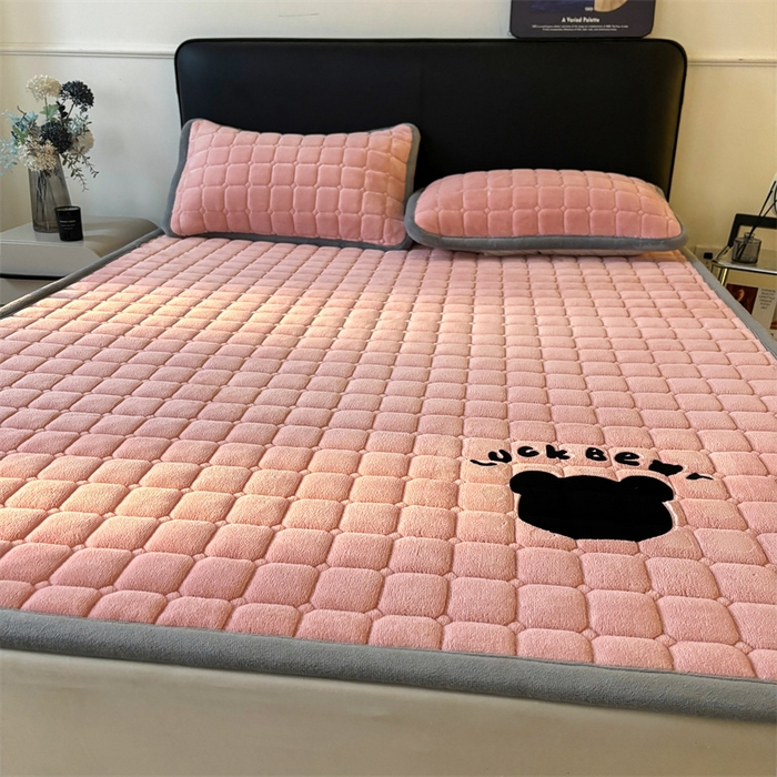 91家纺网 家纺一手货源 找家纺 喜居 2025新款luck熊牛奶绒床垫床褥子床护垫 LUCK熊-粉
