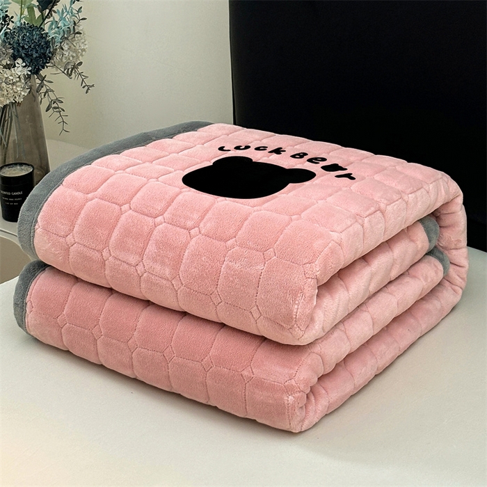 91家纺网 家纺一手货源 找家纺 喜居 2025新款luck熊牛奶绒床垫床褥子床护垫 LUCK熊-粉